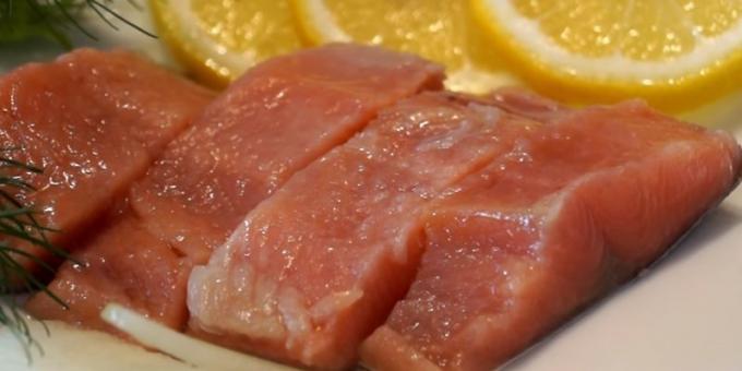 Comment mariner le saumon rose avec la moutarde et le vinaigre