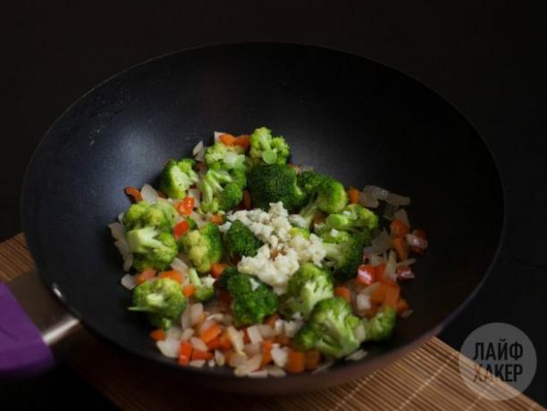 Comment faire du riz sauté: hacher les légumes