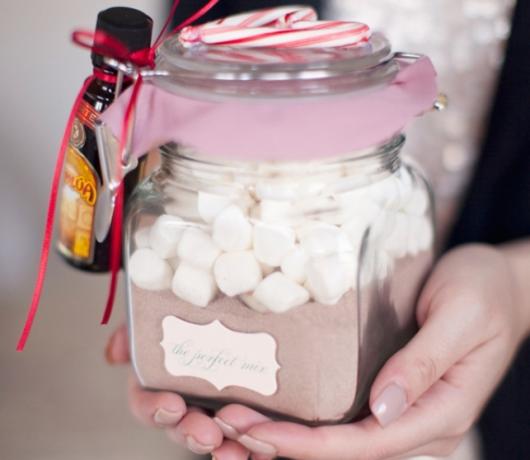 Comment faire des cadeaux sur le réveillon du Nouvel An avec ses propres mains: Set pour le chocolat chaud