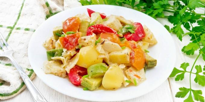 Ragoût de légumes avec courgettes, pommes de terre et chou