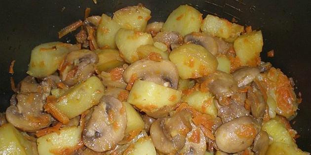 Pommes de terre, ragoût de poulet et les champignons dans multivarka