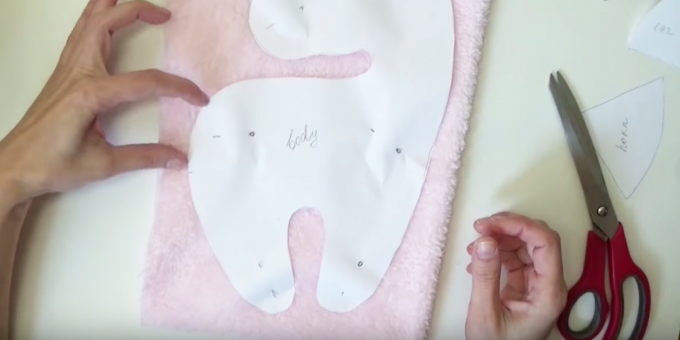 Comment faire un jouet en peluche: créer un gabarit et le fixer au tissu
