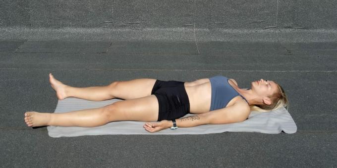 Exercices de yoga simples: pose de cadavre