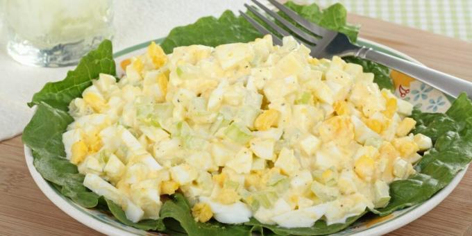 Salade aux œufs avec concombres et céleri