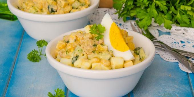 Salade de foie de morue aux œufs, fromage et maïs