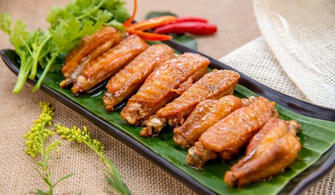 Ailes de poulet avec sauce de poisson dans une casserole