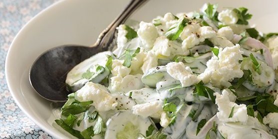 Salade au fromage et au concombre