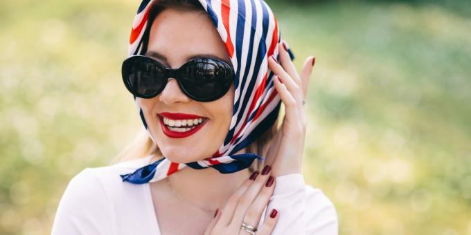 Comment porter un bandana: en forme de foulard