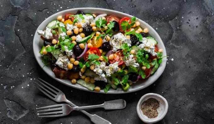 Salade de pois chiches, légumes et feta