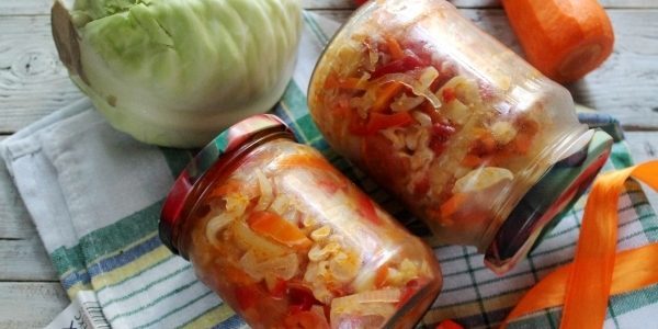 Salades de choux pour l'hiver: salade de chou à la tomate et le poivre