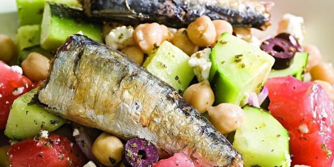 Salades à base de poisson: Salade grecque avec sardines