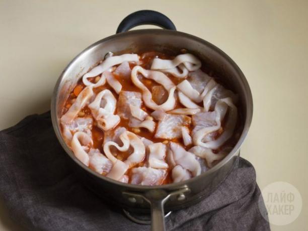 Comment faire un ragoût de poisson: mettre le poisson et les fruits de mer dans la sauce, remuer doucement