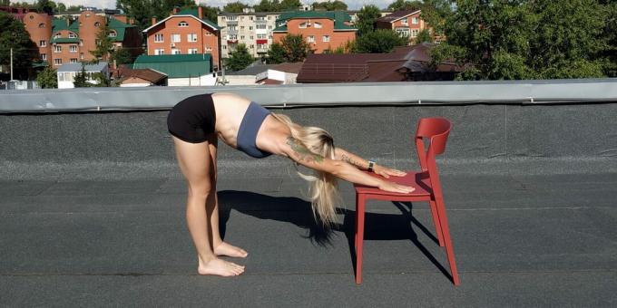 Exercices de yoga simples: se pencher vers l'avant