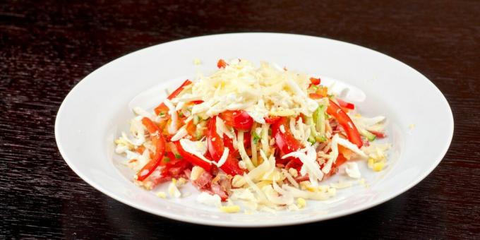 Salade avec saucisse fumée, fromage et légumes