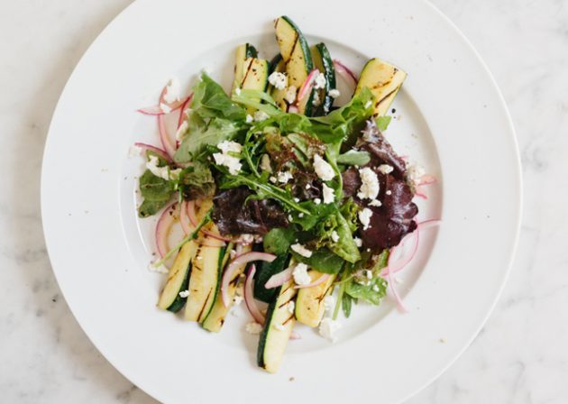 salades d'été: salade de courgettes grillées, des herbes et feta