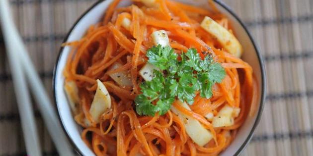salade coréenne avec des carottes et des calmars