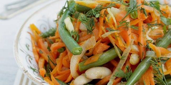 salade tiède maigre avec des haricots et des carottes