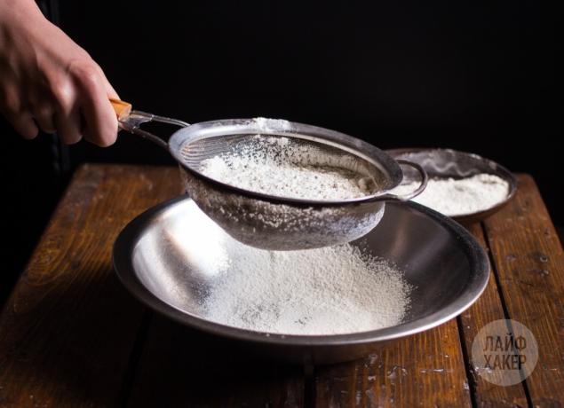 levure universelle pâte: tamiser la farine