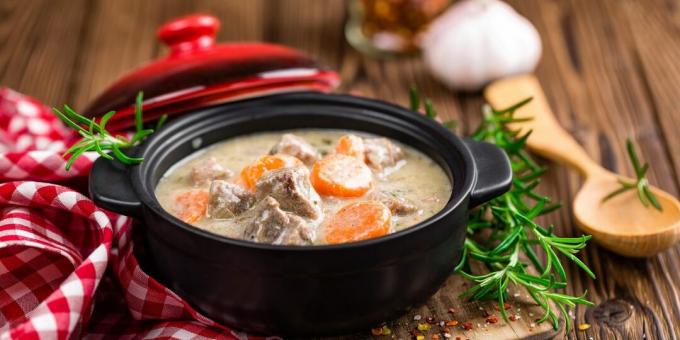 Boeuf aux légumes et crème en pots