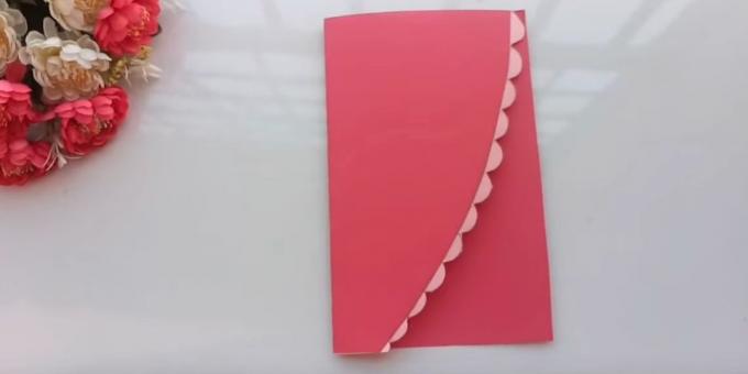 Carte d'anniversaire avec vos propres mains: Couper la feuille de papier rose en deux croix