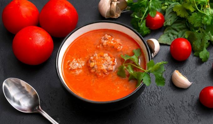 Soupe de tomates avec riz et boulettes de viande
