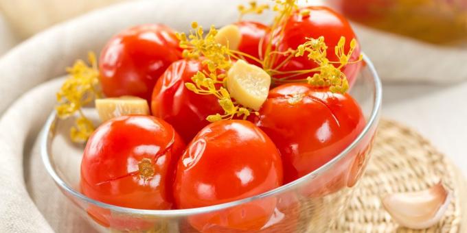 Comment mariner les tomates, l'ail, les grains raifort et moutarde