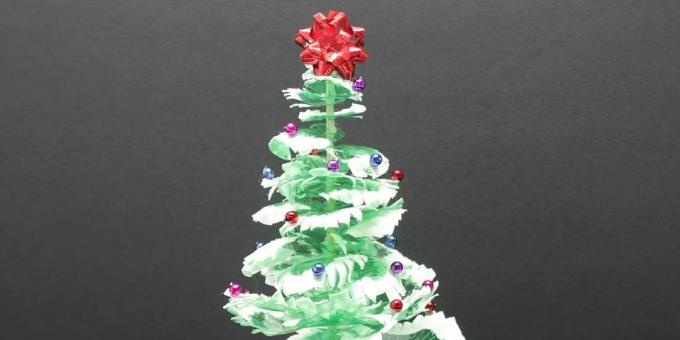 Comment fabriquer un arbre de Noël à partir de bouteilles en plastique de vos propres mains