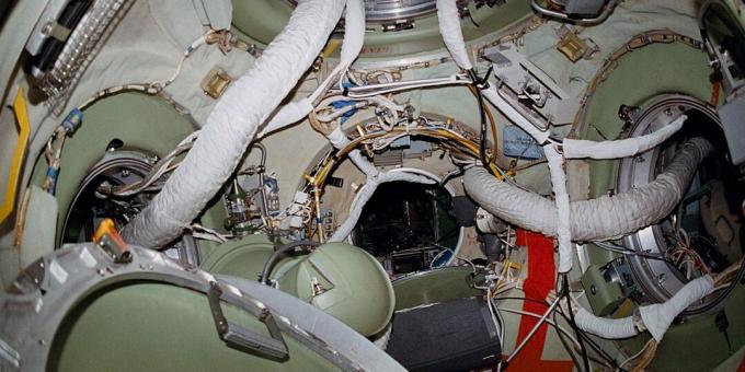 Intérieur du compartiment d'amarrage de la station orbitale Mir