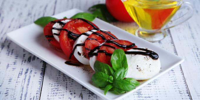 Salade de mozzarella, tomates et sauce balsamique: une recette simple