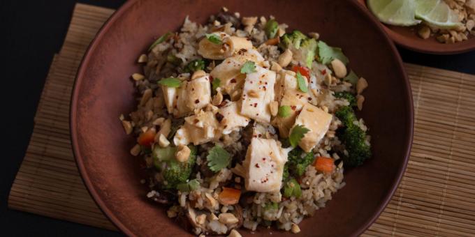 Riz sauté aux brocolis, œufs et champignons