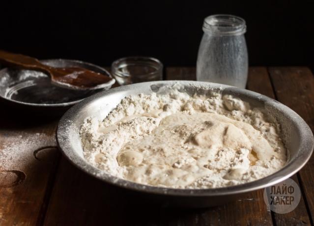 levure universelle pâte: farine, la levure, ajouter à la solution, le vinaigre et l'huile