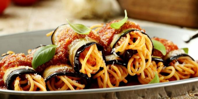 Rouleaux d'aubergines avec spaghettis et sauce tomate