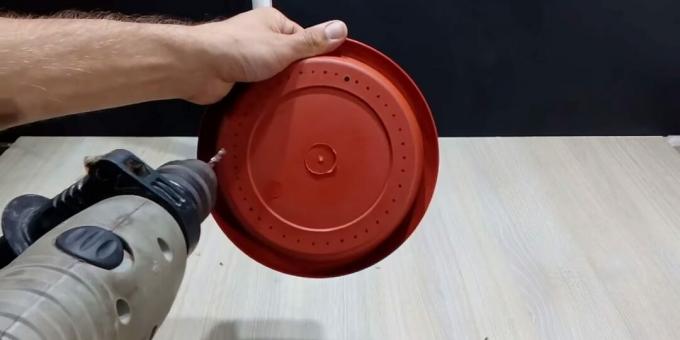 Comment faire une fontaine DIY: percer des trous dans une assiette