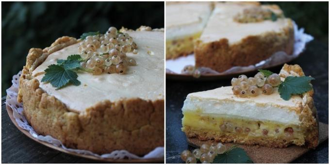 Gâteau aux groseilles blanches, crème sure et une couche de meringue