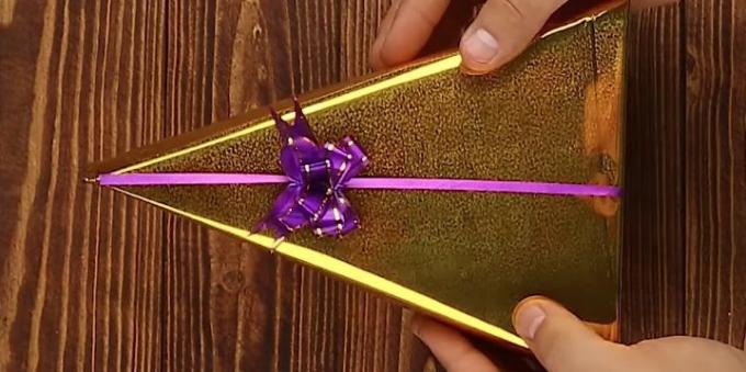 Comment emballer un cadeau sous la forme d'un triangle