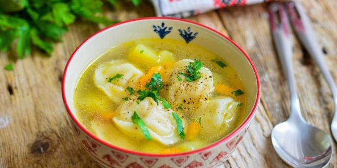 Soupe aux boulettes dans une mijoteuse