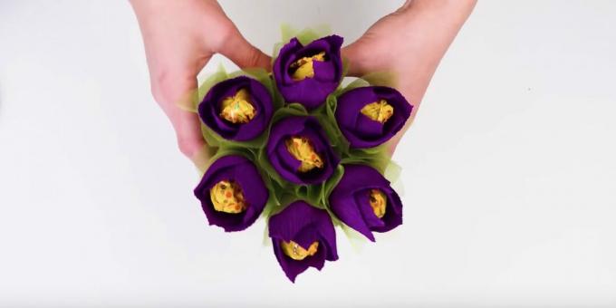 Bouquet de bonbons bricolage: insérer des fleurs