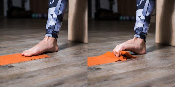 Les exercices pour les pieds de plat: Tirer serviette