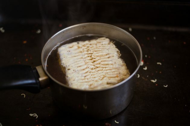 Comment faire des ramen: baisser le feu et placer un bloc de nouilles dans le bouillon