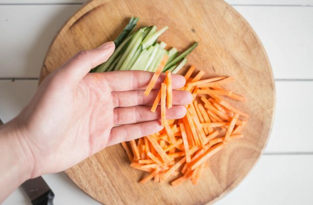 Recette de nouilles de sarrasin aux légumes: hachez les carottes et le concombre en fines lanières