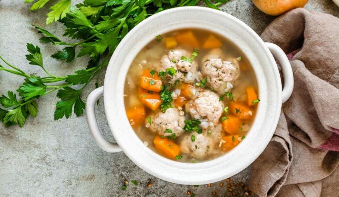 Soupe de sarrasin aux boulettes de viande et céleri