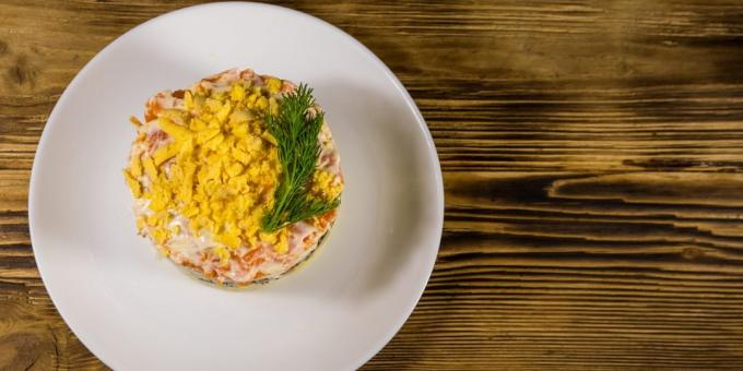 Salade « Mimosa » avec du fromage et du riz