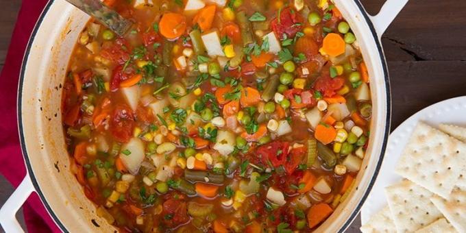 soupes de légumes: soupe aux carottes, le maïs, les pois et les haricots verts
