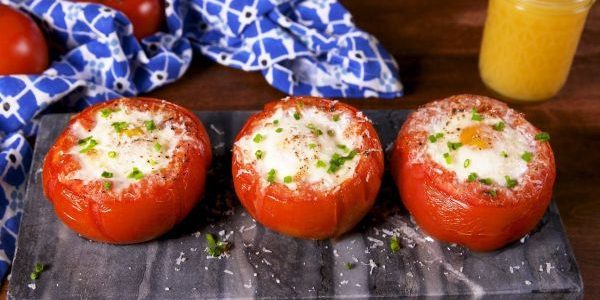 Comment faire cuire les œufs dans le four: oeufs cuits au four dans le panier de tomates