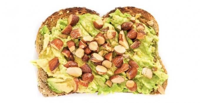 pain grillé à l'avocat, les amandes et l'huile d'olive