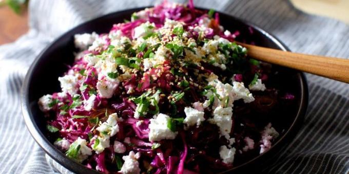 Salade de légumes avec du chou, des figues et feta