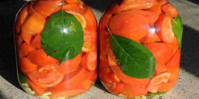 les tranches de tomates avec l'ail pour l'hiver