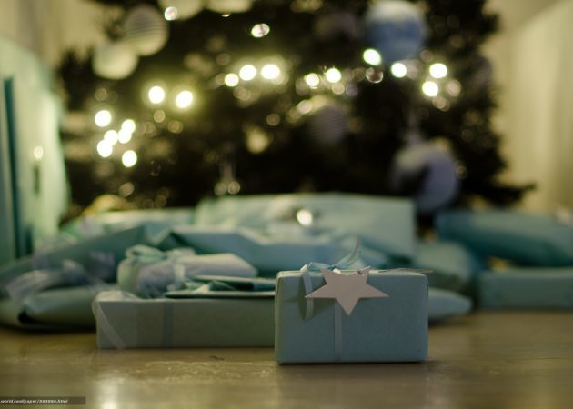 Décorer un arbre de Noël: cadeaux