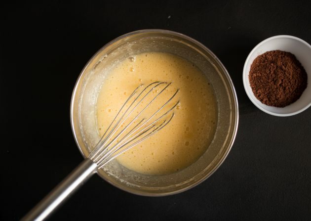 Recette de brownie au cacao et au fromage à la crème: Ajouter les œufs et bien fouetter le mélange