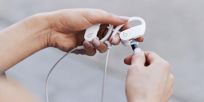 Apple a présenté des écouteurs Powerbeats mis à jour. Ils travaillent 15 heures sur une seule charge
